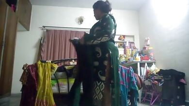Indian mature with huge ass takes her sexy clothes off