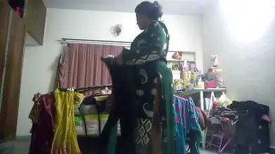 Indian mature with huge ass takes her sexy clothes off
