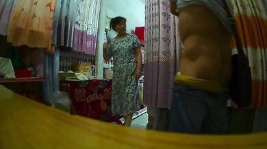 Amateur mature woman shows young fuck boy how it's done