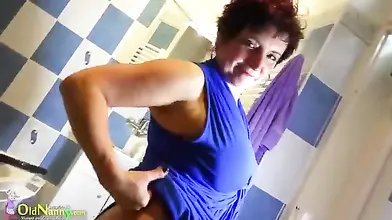 Sexy mature woman Rossa teases with her seductive body solo