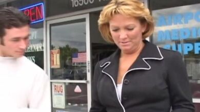 Hot cougar MILF bangs with a young guy in car