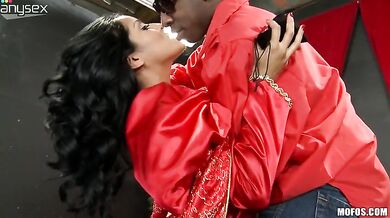 Handsome mature babe Kiara Mia bangs with a black thug