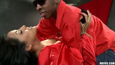 Handsome mature babe Kiara Mia bangs with a black thug