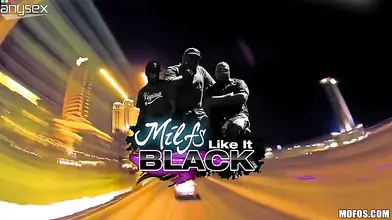 Handsome mature babe Kiara Mia bangs with a black thug