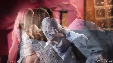 Blonde cougar milf Nicole Aniston gets licked and finger banged