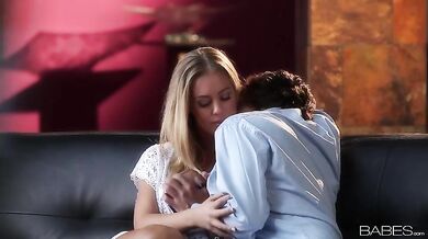 Blonde cougar milf Nicole Aniston gets licked and finger banged