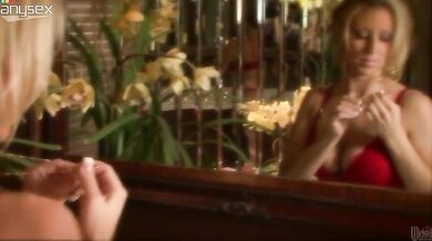 Passionate milf Carolyn Reese bangs with a hunk in bed