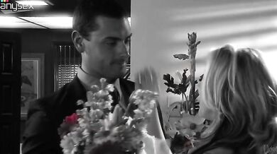 Passionate milf Carolyn Reese bangs with a hunk in bed