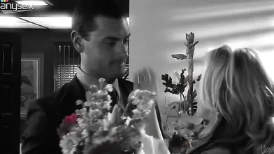 Passionate milf Carolyn Reese bangs with a hunk in bed