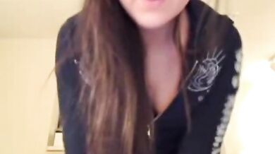 Amature porn tease from cute teen chick in mini skirt