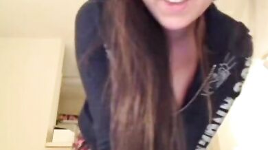 Amature porn tease from cute teen chick in mini skirt