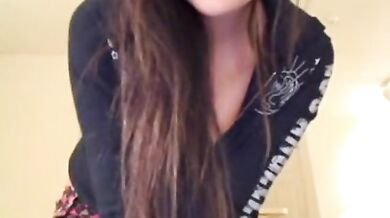 Amature porn tease from cute teen chick in mini skirt