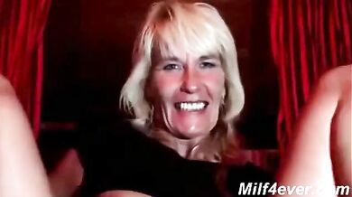 mature blonde masturbating in a webcam