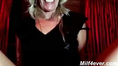 mature blonde masturbating in a webcam