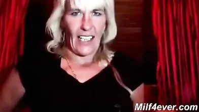 mature blonde masturbating in a webcam