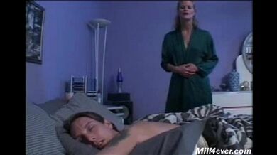 Horny Cougar Mommy Vicky