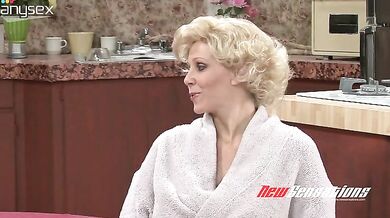 Ripped Dude Turns on Mature Housewives