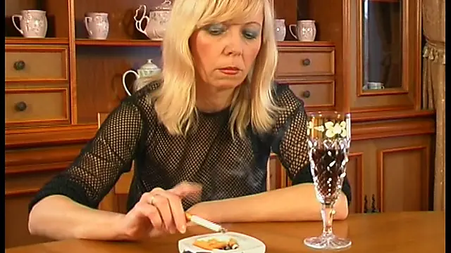 Blonde MILF Lunetta's Dining Table Romp