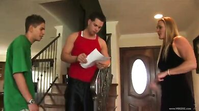 Cougar Ivy Love's Threesome with Hunks