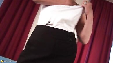 Mature Felice Plays with Herself