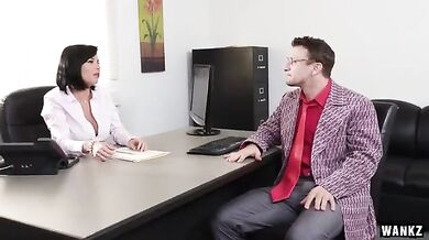 Mature Cougar Enjoys Deep Fisting