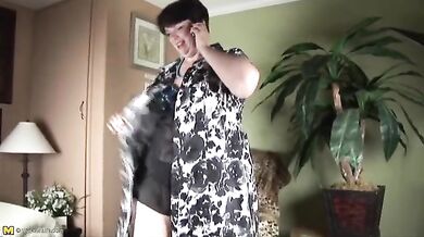 Chubby MILF Masturbates on Phone