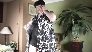 Chubby MILF Masturbates on Phone