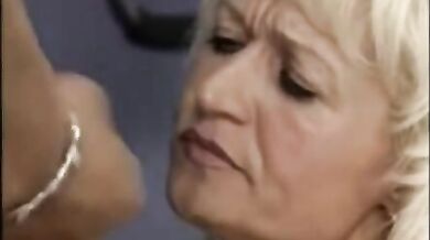 Experienced Mature Lady Sucks Big Cocks