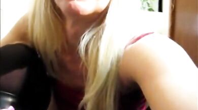 Mature Hottie's Pierced Masturbation