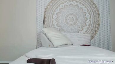 Mature Camgirl Jess Ryan Shakes Her Bikini-Covered Butt