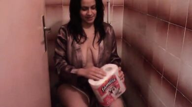 Plump Milf Reveals Huge Naturals