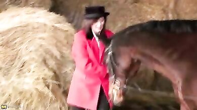 Mature Woman Sticks Huge Dildo in Burning Pussy