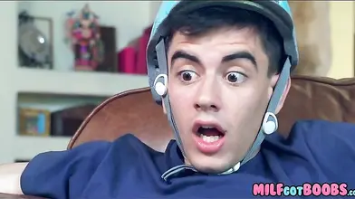 Skinny Pervert Sucked by Big-Breasted Japanese Milf