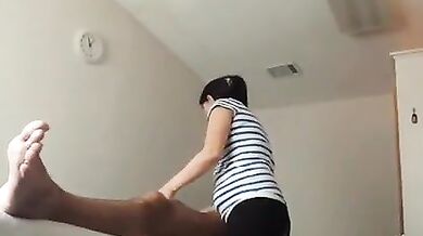 Experienced Japanese MILF Gives Relaxing Massage