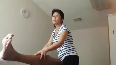 Experienced Japanese MILF Gives Relaxing Massage