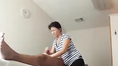 Experienced Japanese MILF Gives Relaxing Massage
